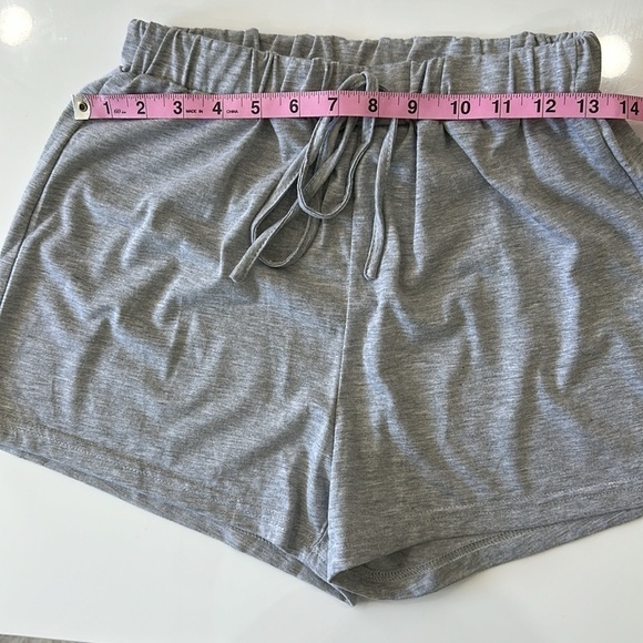 Drawstring elastic waist shorts - Picture 3 of 3